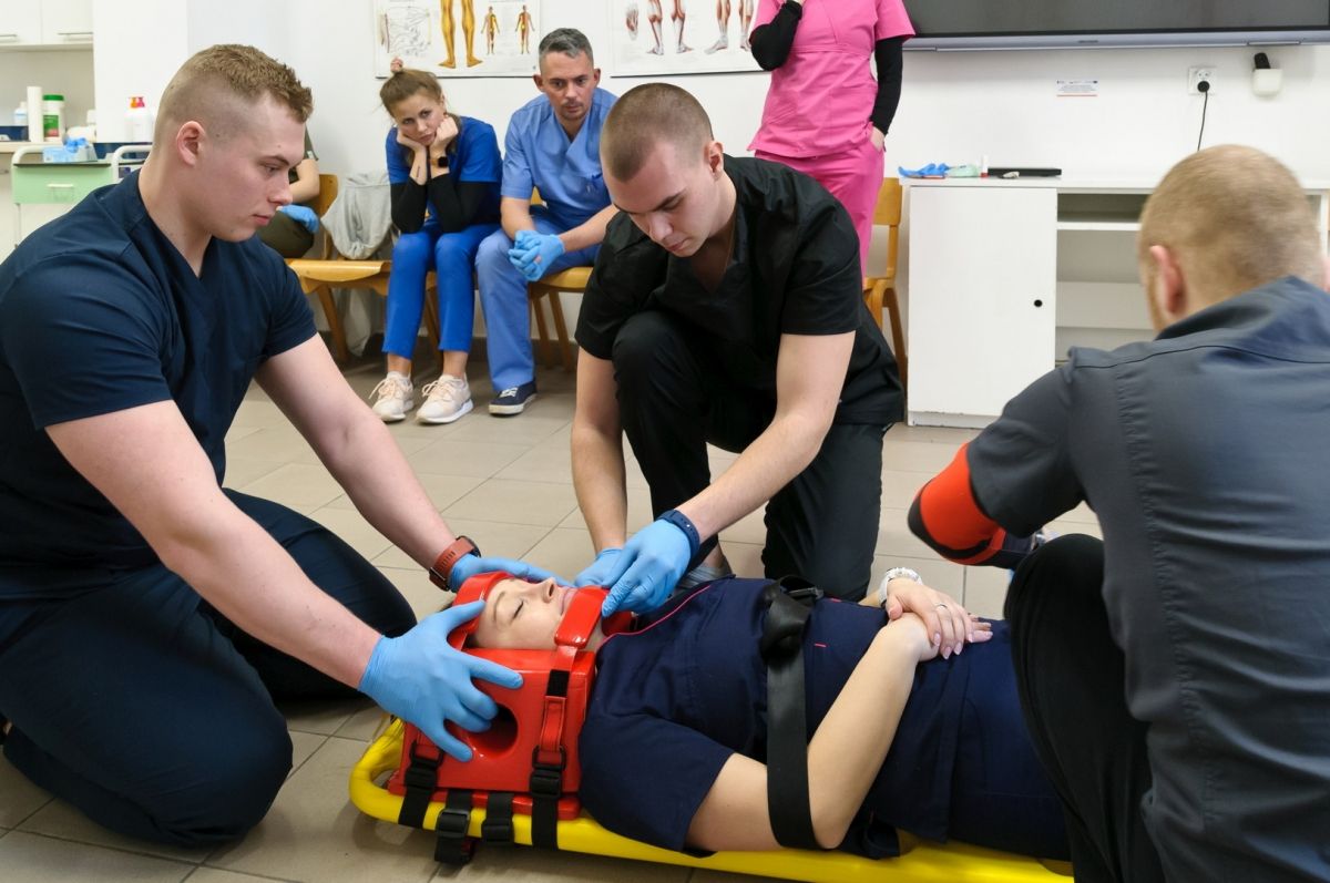 Ćwiczenia studentów ratownictwa medycznego - 1