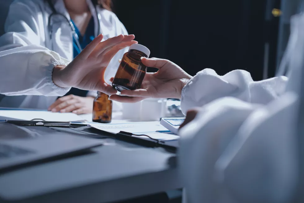 male-female-doctors-are-having-meeting-hospital-room