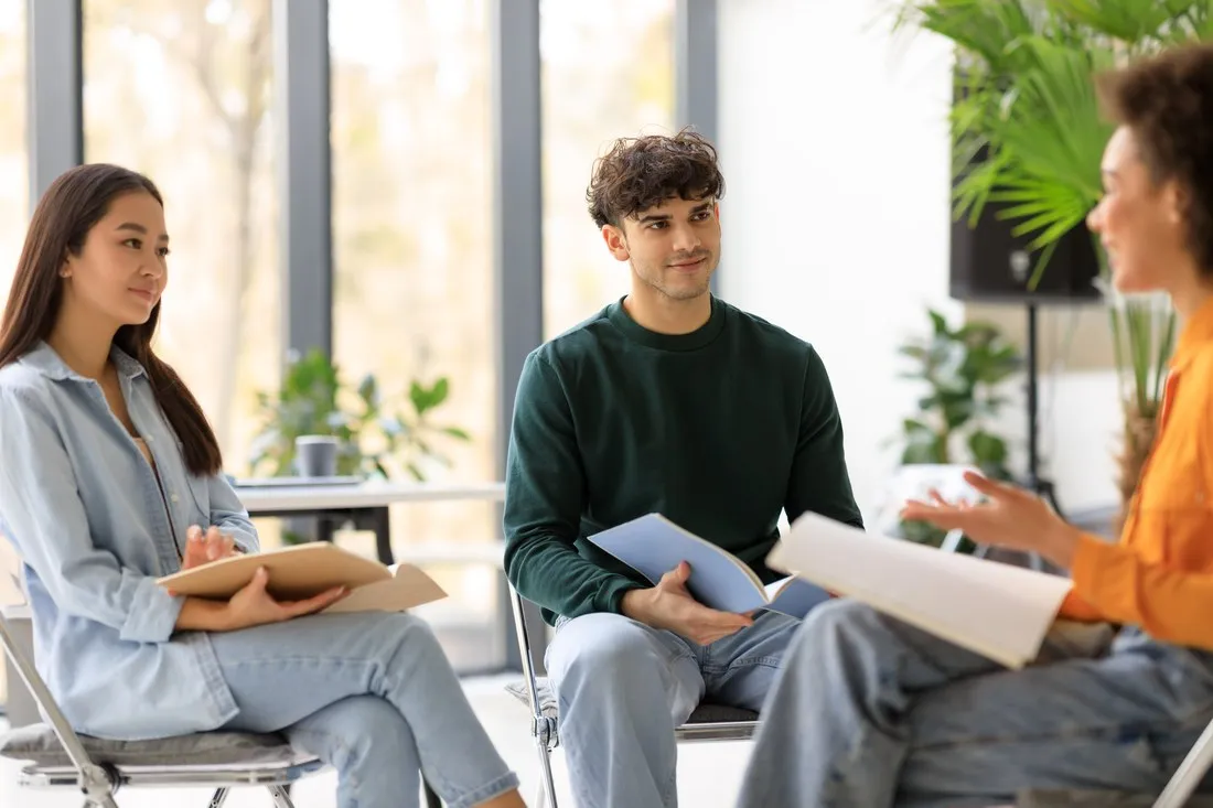 studenci-psychologii-podczas-zajec-warsztatowych-w-kregu
