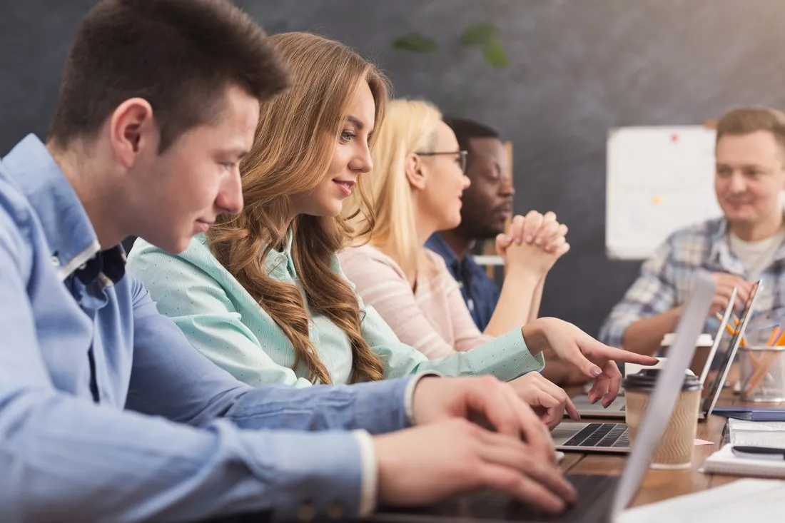 studenci-pracuja-na-laptopach-podczas-zajec-z-ai