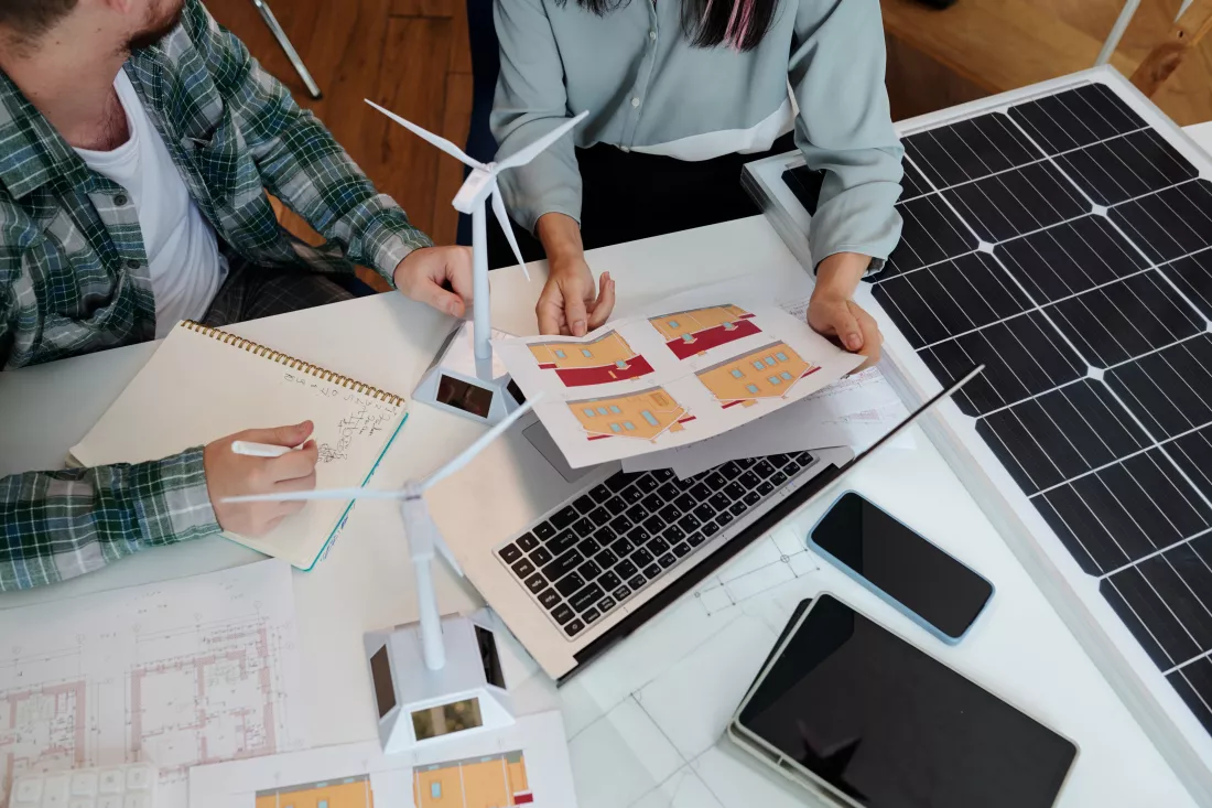solar-energy-engineer-helping-client