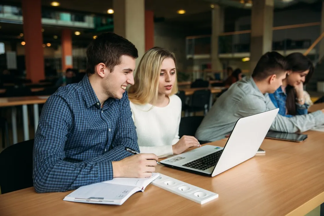 studenci-finansow-pracuja-z-laptopem-w-bibliotece