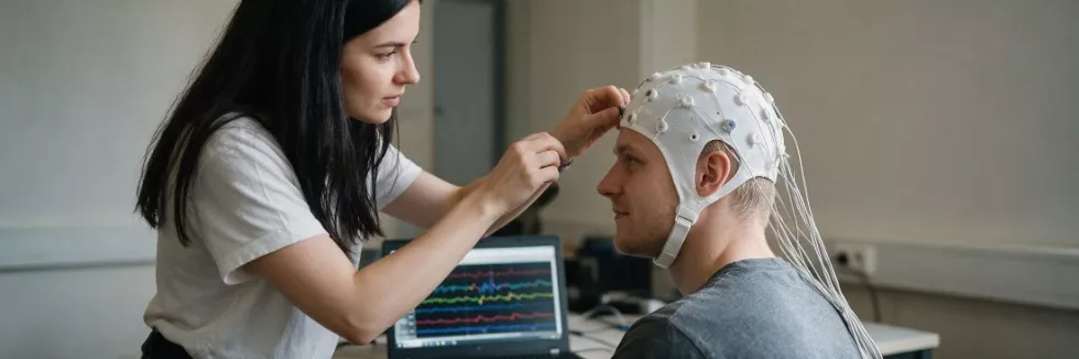 researcher-fitting-an-eeg-cap-in-a-cognitive-science-lab-test