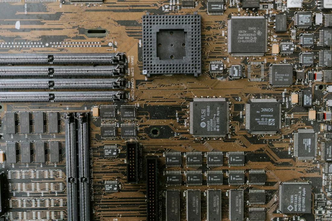 claudio-schwarz-LHnS4ib61qA-unsplash