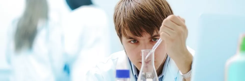 Biological-Data-Analysis-and-Processing-test-successful-teamwork-inside-the-lab-research-young-experts