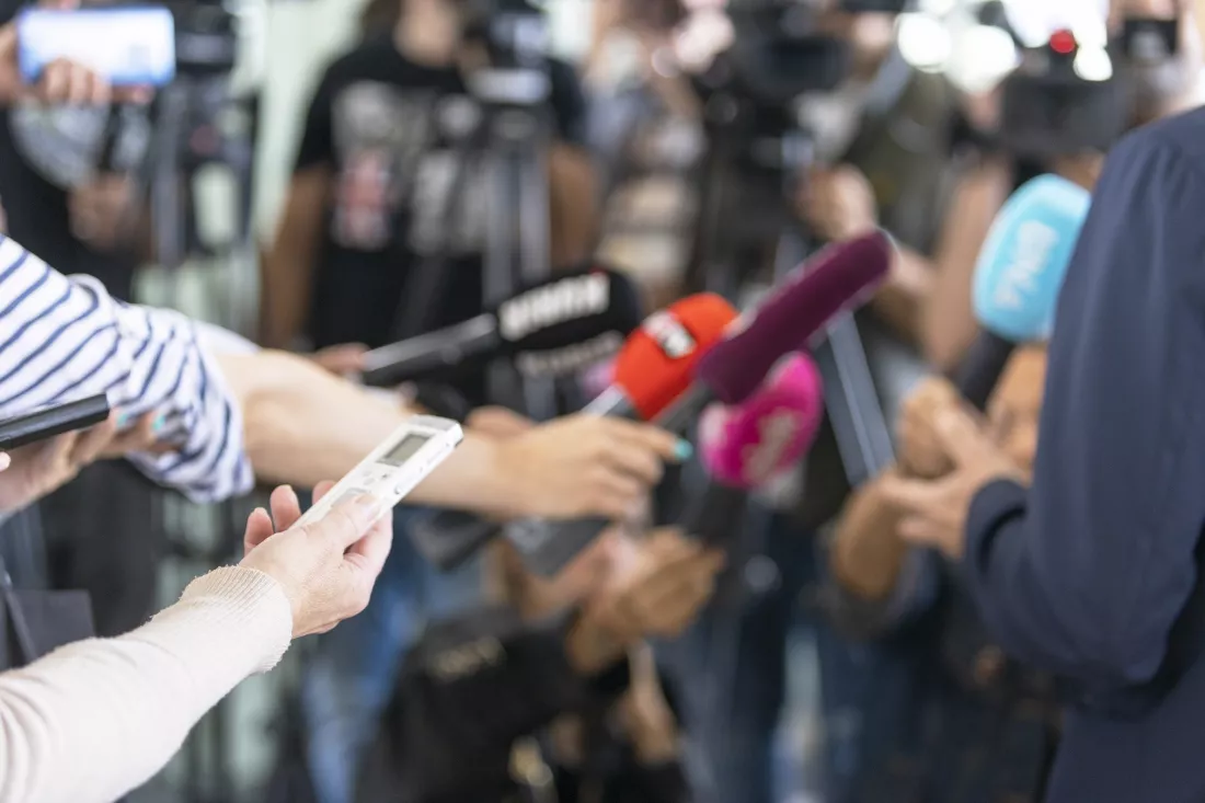 journalists-news-conference-holding-microphones-making-media-interview