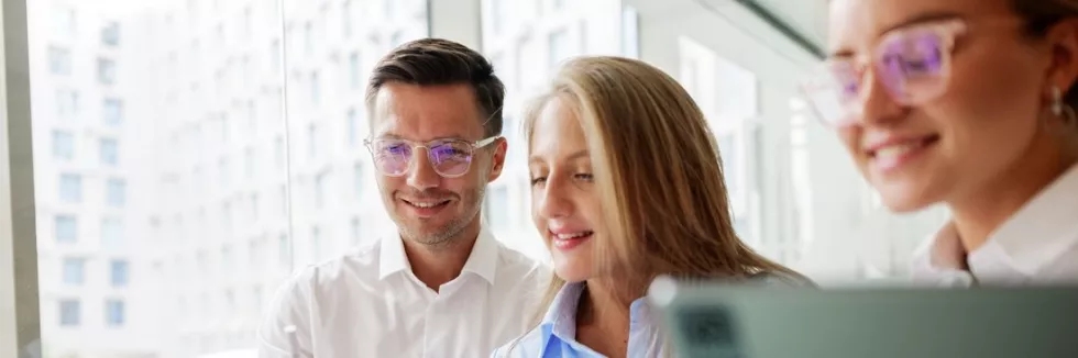 digital-business-team-collaborating-on-a-project-with-laptop