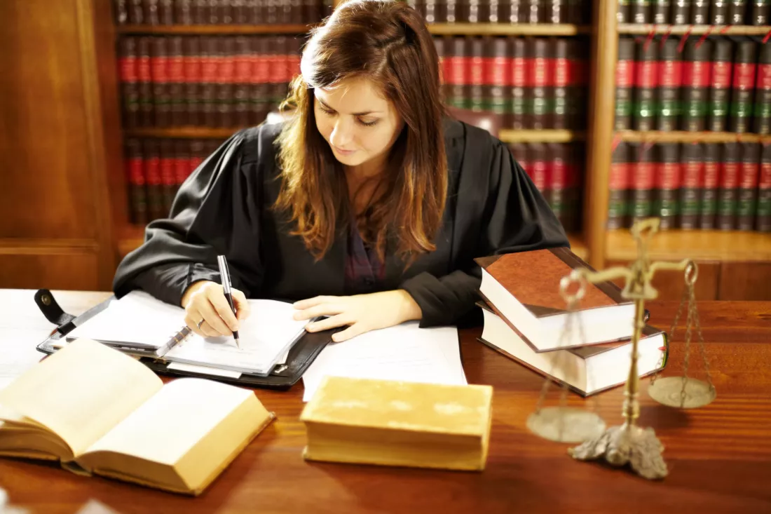shes-expert-legal-world-shot-young-legal-professional-sitting-her-desk-study