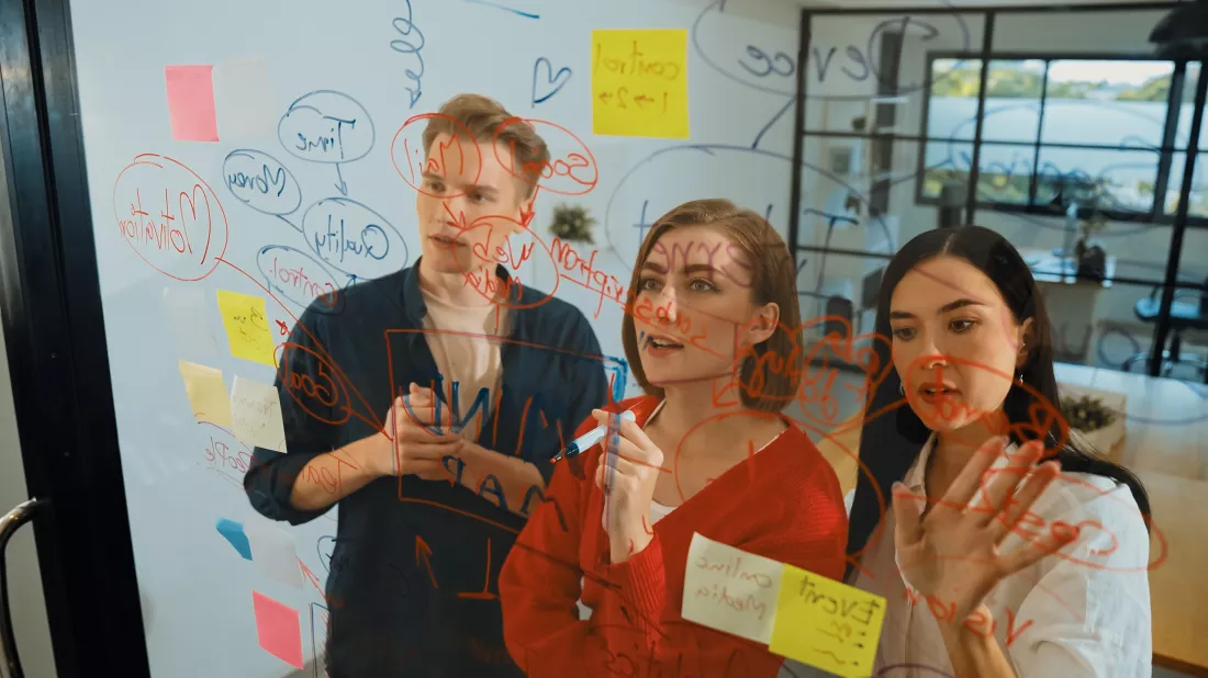 business-team-brainstorming-idea-by-using-colorful-sticky-note-immaculate