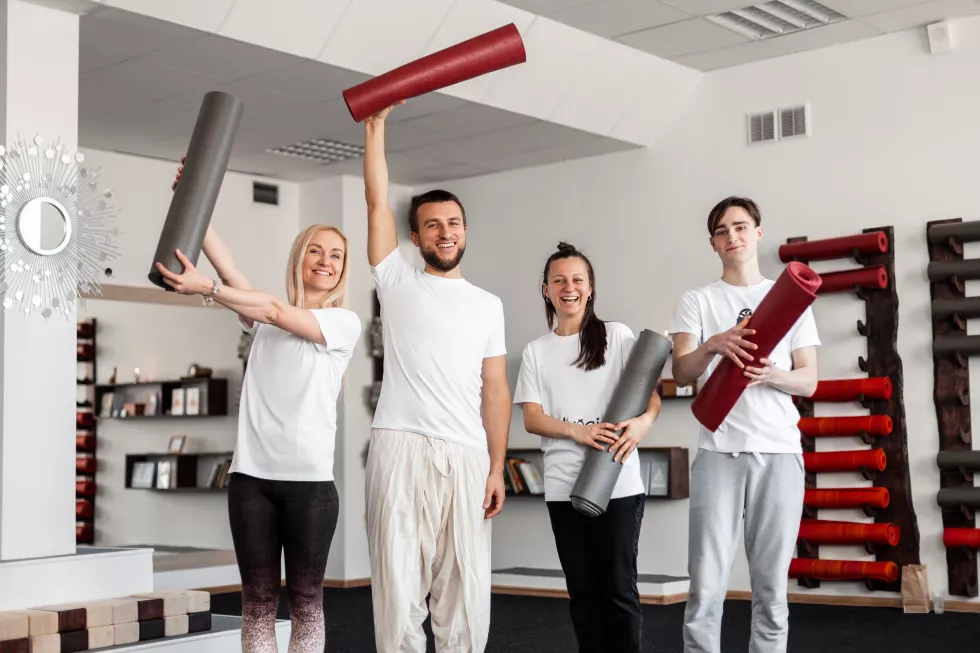 happy-positive-people-sportswear-is-standing-with-sports-mats-gym-group-yoga-classes