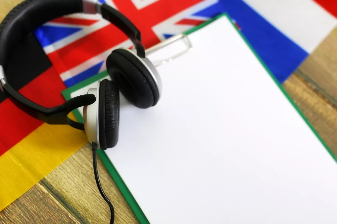 blank-paper-wooden-textural-desk-with-mobile-phone-headphones-flags(1)