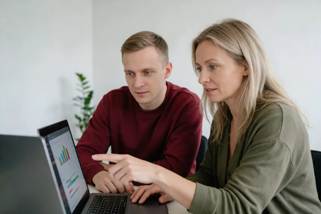 dwoje słuchaczy studiów online przy laptopach