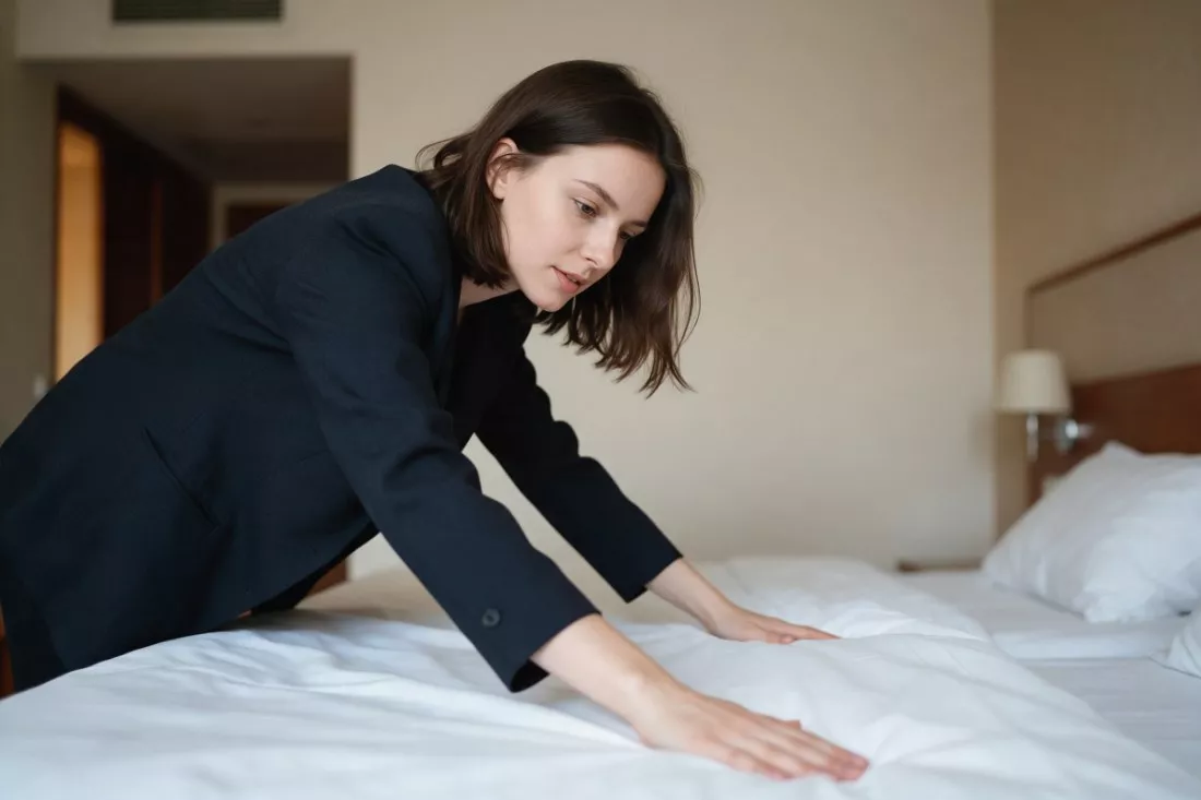 studentka-sprawdza-przygotowanie-pokoju-hotelowego