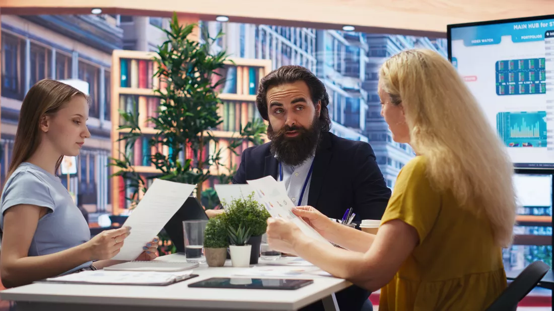 agent-creating-budget-family-members-giving-investing-tips