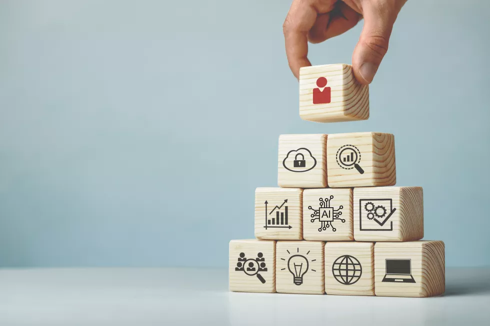 assembled-wooden-cubes-theme-business-leadership