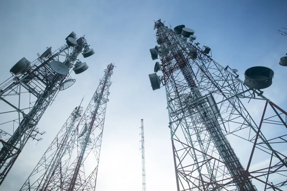 telecommunication-mast-tv-antennas-with-blue-sky-morning